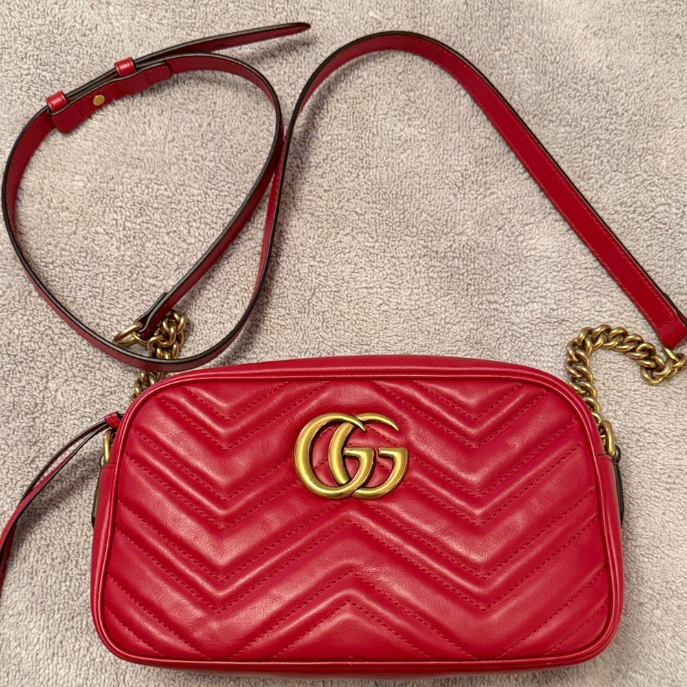 EUC GUCCI RED AND GOLD MARMONT MATELASSE SOFT LEATHER CROSSBODY